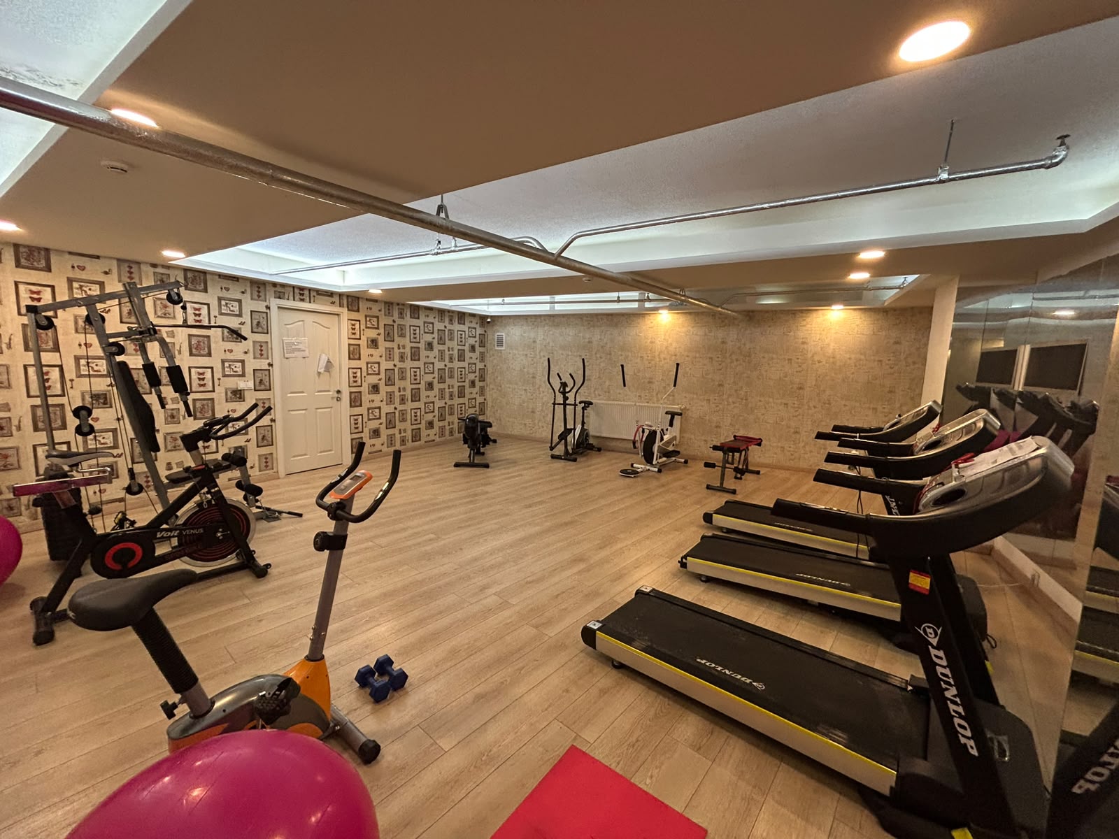 Turkuaz Bakırköy Kız Öğrenci Yurdu spor salonu